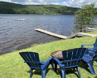 Black Bear Lodge: Lakefront Home on Mascoma Lake - Lebanon - Patio
