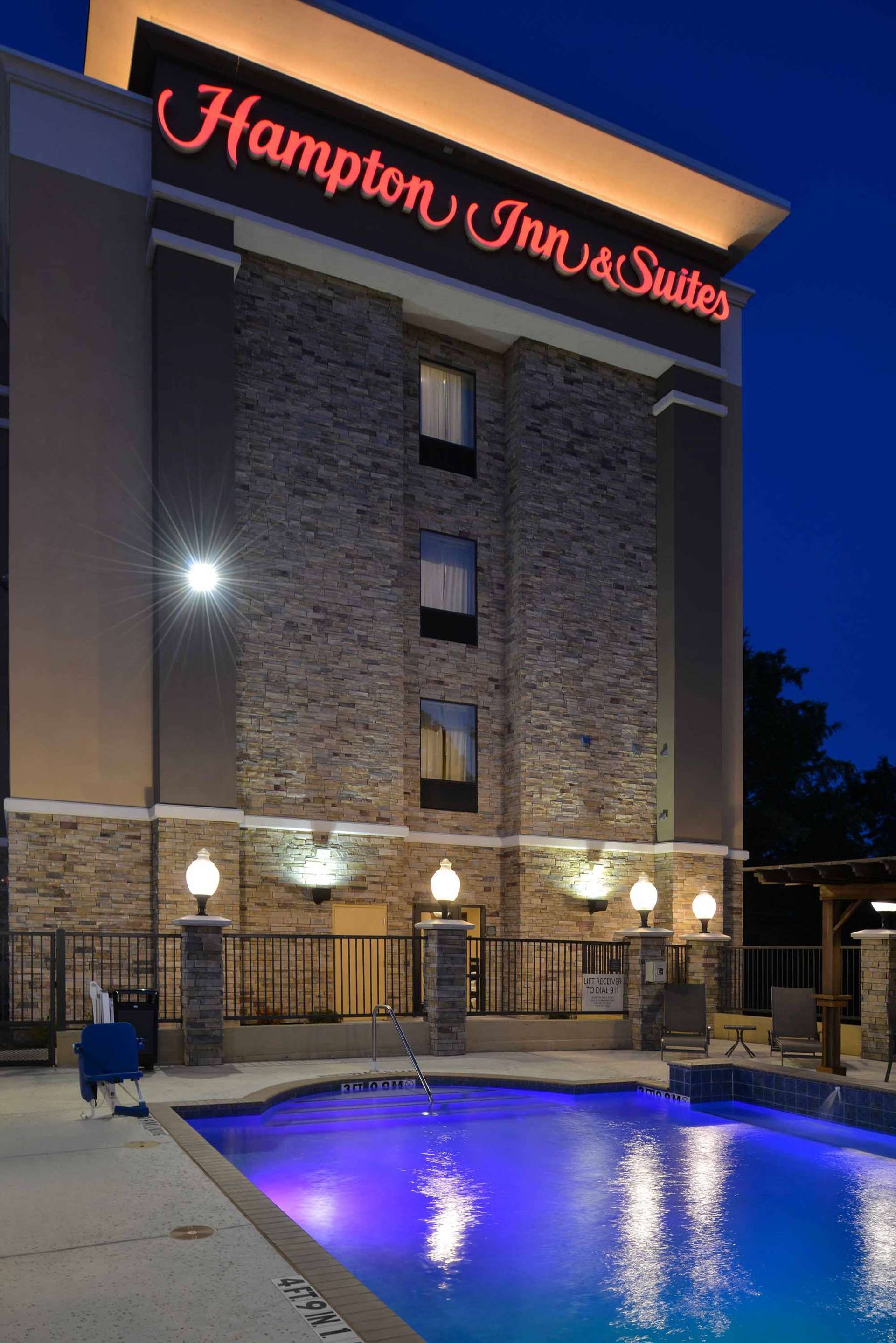 Hampton Inn & Suites Dallas Market Center thumbnail 3