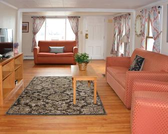 Little Miss Cottages - Old Orchard Beach - Living room