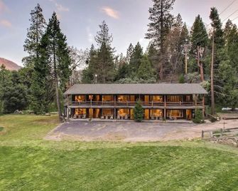 Camp Nelson Lodge Room 2 - Springville - Building