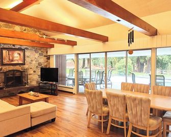 Cozy 7BR Farmhouse with Pool, Hot Tub, Sauna and More - Langley - Dining room