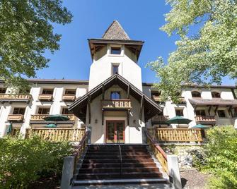 Suite w/Balcony, Parking, Outdoor Pool & Kitchen! - Olympic Valley - Building