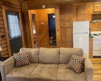 Getaway cabin close to Natural Bridge State Park with hot tub and internet - Slade - Sala de estar