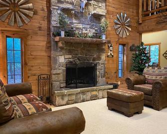 Forest Creek Lodge · Voted #1! Laurel Highlands Most Beautiful - Confluence - Sala de estar