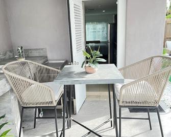 Our studio is a fantastic place to stay! It features a modern and cozy design. - North Miami Beach - Patio