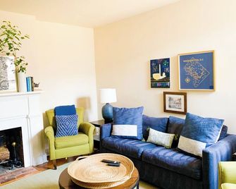 Perfectly located townhome in beautiful Old Town Alexandria with parking - Alexandria - Sala de estar