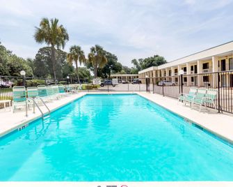 Days Inn by Wyndham Little River - ליטל ריבר - בריכה