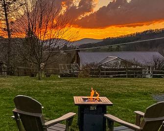 Petite Retreat - West Jefferson - Patio