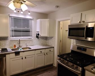 Adorable 3 bedroom with large backyard great for family fun - Detroit - Cocina
