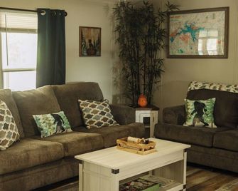 Cozy hideaway on Weiss Lake with private dock and kayaks! - Cedar Bluff - Wohnzimmer