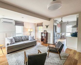 The 4M Favorite House - Stunning & Spotless 2-Bed Apt (#3) - Ann Arbor - Salon