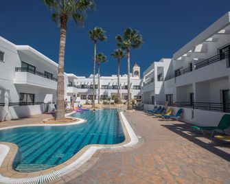 أنتيا هوتل أبارتمنتس - آيا نابا - حوض السباحة