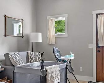 H Studio Close to Downtown, Beaches and Wineries - Traverse City - Living room