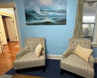 Spacious Home Prime Location Near Train, Jfk, Dining, Shop, Parking & Essentials - Bellmore - Sala de estar