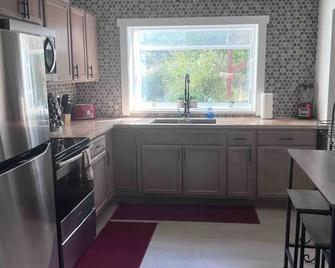 2 Bedroom 1 Bathroom with game room. Pet friendly - Burns - Keuken