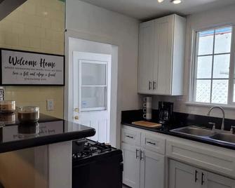 Cozy Spacious, free parking, near it all - South Gate - Kitchen