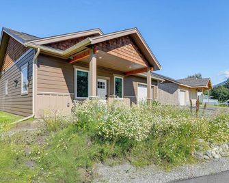 Custom Vacation Home | Executive Base w/ Garage - Palmer - Bâtiment