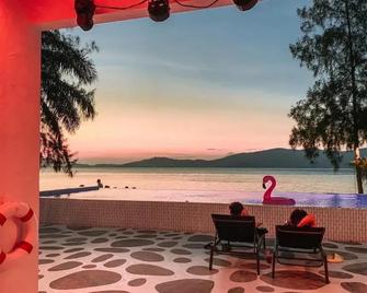 Mrs. Swan Hotel - Ranong - Strand