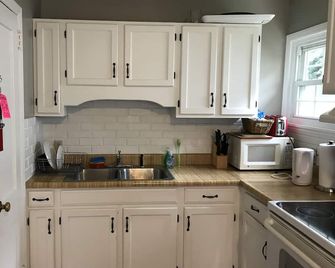 Comfort & Proximity to Downtown and Penn State (STR22-00040) - State College - Kitchen