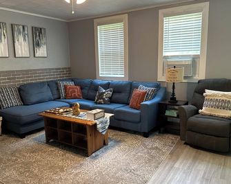 Greenville Getaway- Paws & Pines: Pet- Focused Stay With Hot Tub & Game Room - Greenville (Greene County) - Living room