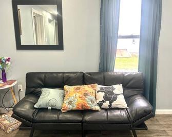 Kingston Downtown I Laundry Firepit 4 TVs Fireplace & ADA 1st floor w Shower - Pittston - Living room