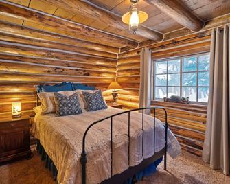 The Cozy Cabinbest Deal In Brighton - Brighton - Bedroom