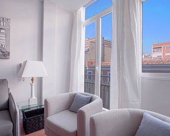 Comfortable Apartment Near Retiro Park. Retiro III - مدريد - غرفة معيشة