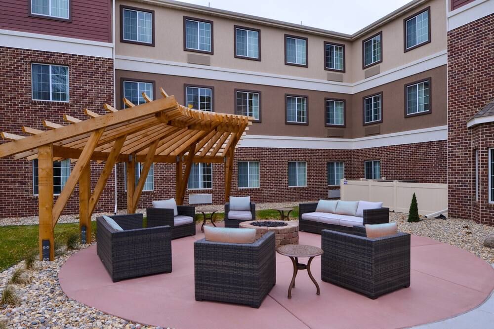 Free Breakfast + Indoor Pool + Hot Tub | 10 Minutes from the Zoo - Sioux Falls - Patio