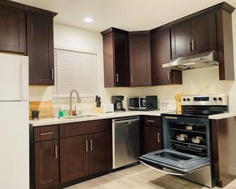 Beautiful and Bright 2/1 Bedroom Bath w/ 85 MB Wifi & Samsung Smart TV - San Jose - Kitchen