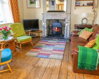 Sandy Cottage - Linton - Living room