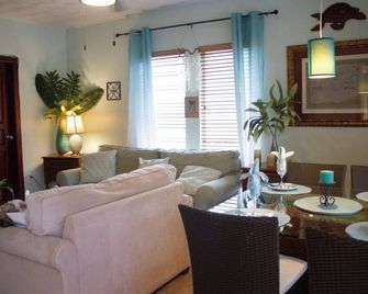 Fully equipped 2 bed unit 800Ft from world renowned West Bay Beach, Roatan - Coxen Hole - Living room