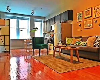 Chic Downtown Studio! 4 Min Walk to Waterfront! - Baltimore - Living room