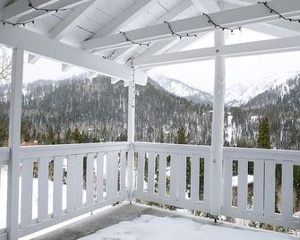 Whispering Pines by Cottonwood Lodging - Brighton - Balcony