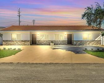 Stunningly Remodeled 3-Bedroom Retreat in Prime East Boca Raton Location! - Boca Raton - Edifício
