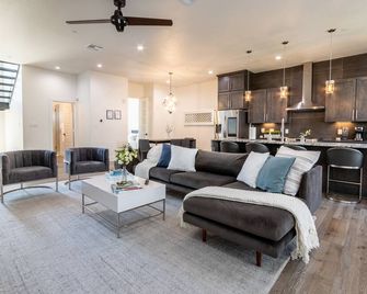Brand new Bishop Arts Condo-Right in the middle of it all! Three bathrooms! - Dallas - Sala de estar