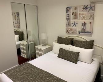 Ensenada Motor Inn and Suites - Glenelg - Schlafzimmer