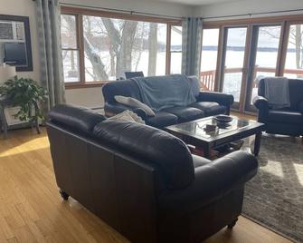 Lake Home on a Peninsula on Lake Nagawicka. - Hartland - Living room
