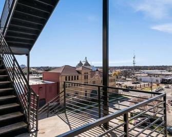Behren's Loft - a downtown experience! - Waco - Balcony