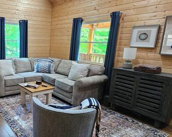 Sugar Bear Cabin 5 mins from State Park! Fishing, w/boat parking, golf & more! - Burkesville - Living room