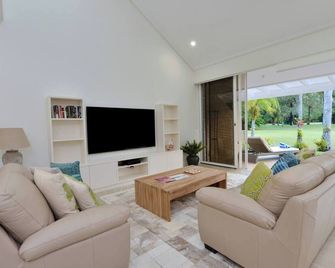 Fairway Vistas A Group Escape at Mirage Resort - Port Douglas - Living room