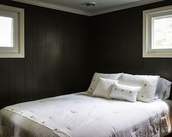 Private Deluxe Lakeside Cottage, Fishing, Snowmobiling, Hunting, Boats, Hot Tub - Gwinn - Habitación