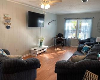 Carolyn's Beach House - Southport - Living room