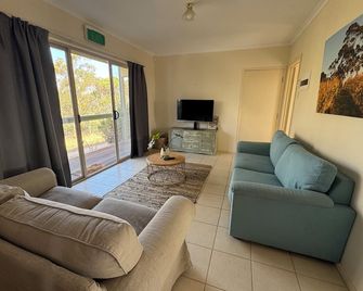 Allusion Farmstay and Vineyard Units - Yankalilla - Living room