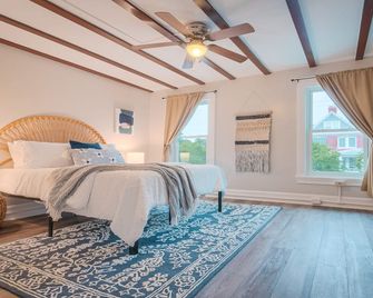 Gorgeous apt, pets, hot tub & fire pit, walk -- DT Frederick - Frederick - Bedroom