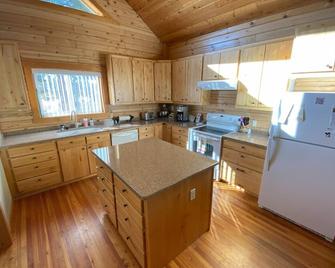 Spacious 5-bedroom 3-Bath house with WiFi, AC in welcoming Lakeview Oregon - Lakeview - Kitchen