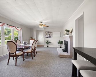 Family-friendly home, 1 mile to ramp. Parking for multiple vehicles & trailers. - Somerset - Eetruimte