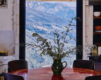 Cozy Alpine Retreat in the mountain with Hot tub - Bourg-Saint-Maurice - Eetruimte