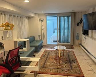 Exclusive 1-bedroom furnished apartment w/Garden in Historic Roslyn, sleeps 4. - Roslyn - Olohuone