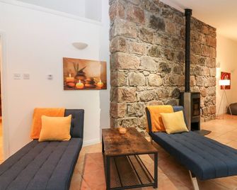 Boat House - Aberdeen - Living room