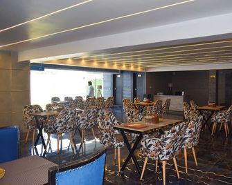 Country Ambience Hotel by Jags City Mall - Халдвані - Ресторан